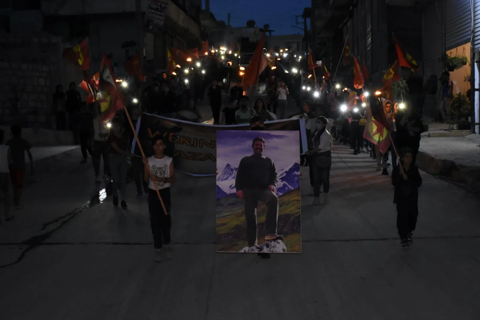 ​​​​​​​Ciwanên Helebê ji bo piştevaniya berxwedana gerîla meşek li dar xist