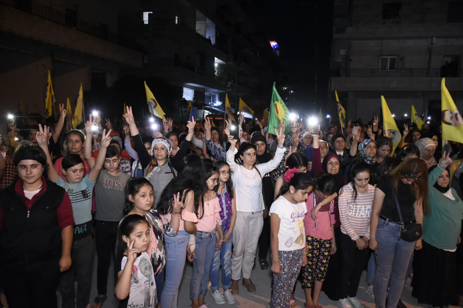 ​​​​​​​Ciwanên Helebê ji bo piştevaniya berxwedana gerîla meşek li dar xist