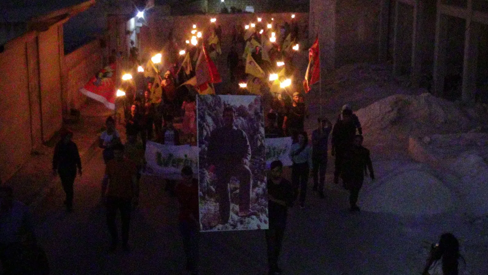 Ciwanên Efrînê bi meşeke meşaleyî berxwedana gerîla silav kir