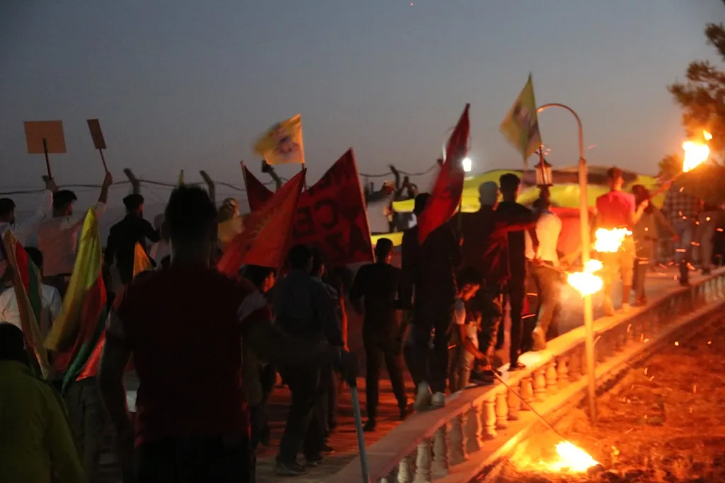Ciwanên şoreşger ji çiyayê Qereçoxê piştgiriya xwe ji berxwedana gerîla re nîşan da