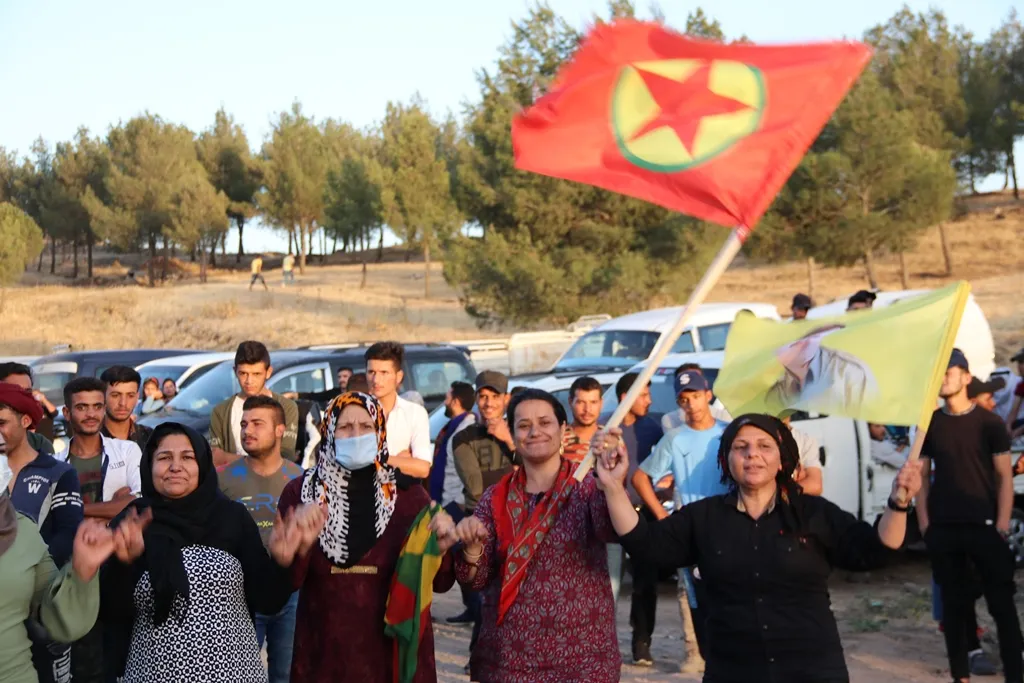 Ciwanên şoreşger ji çiyayê Qereçoxê piştgiriya xwe ji berxwedana gerîla re nîşan da