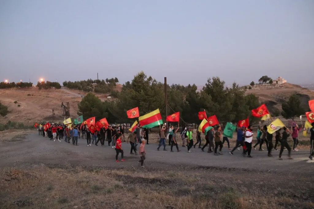 Ciwanên şoreşger ji çiyayê Qereçoxê piştgiriya xwe ji berxwedana gerîla re nîşan da