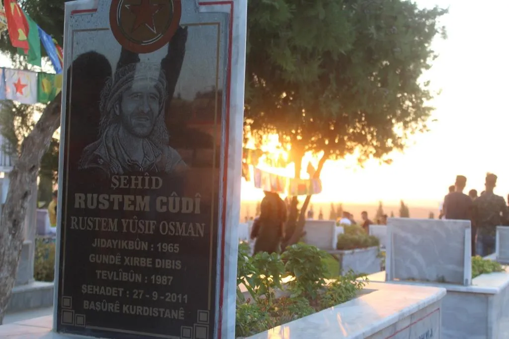 Şêniyên Bakur û Rojhilatê Sûriyê di roja yekê a cejnê de serdana goristanên şehîdan dikin