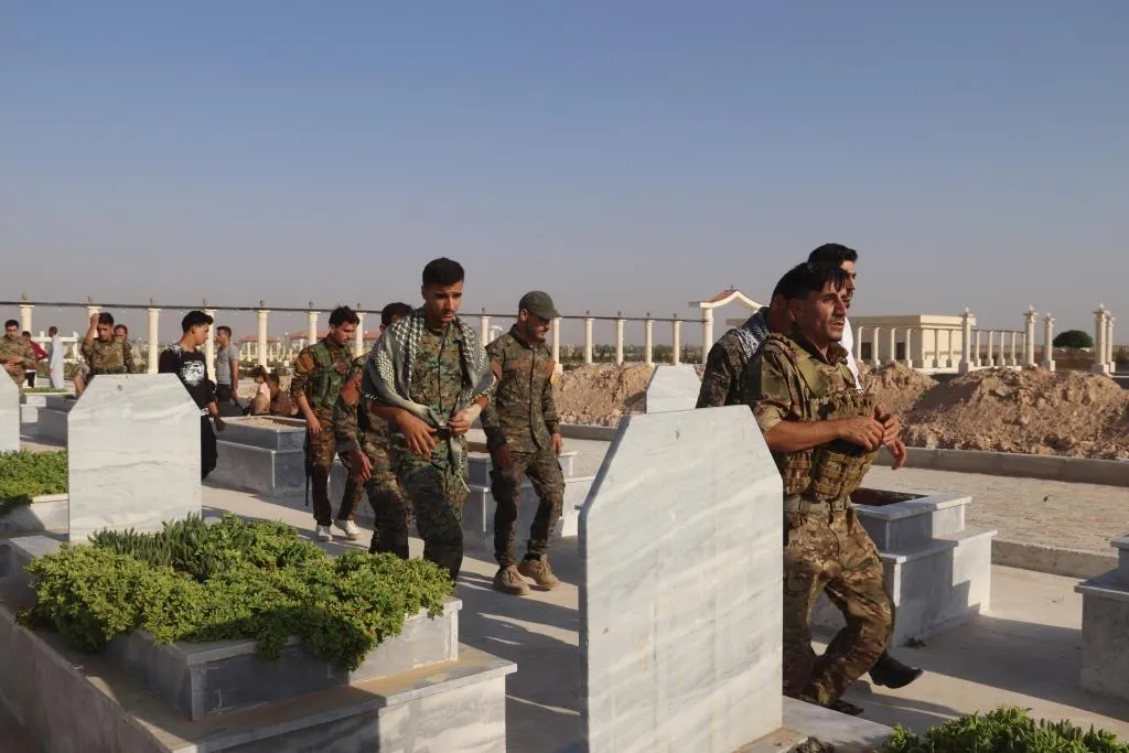 Şêniyên Bakur û Rojhilatê Sûriyê di roja yekê a cejnê de serdana goristanên şehîdan dikin