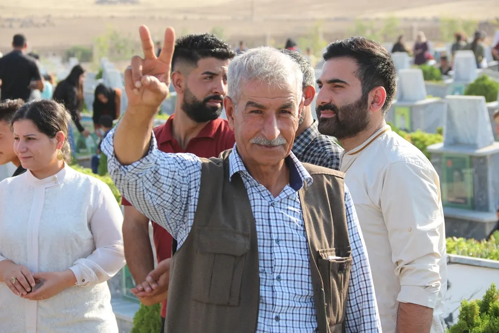 Şêniyên Bakur û Rojhilatê Sûriyê di roja yekê a cejnê de serdana goristanên şehîdan dikin