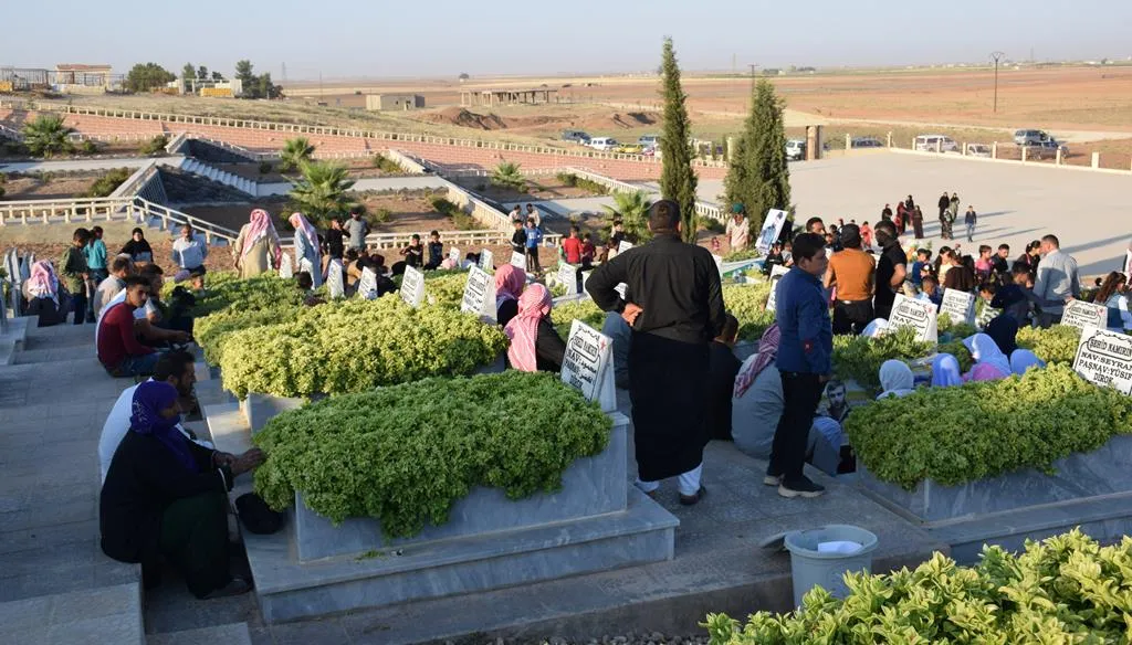 Şêniyên Bakur û Rojhilatê Sûriyê di roja yekê a cejnê de serdana goristanên şehîdan dikin