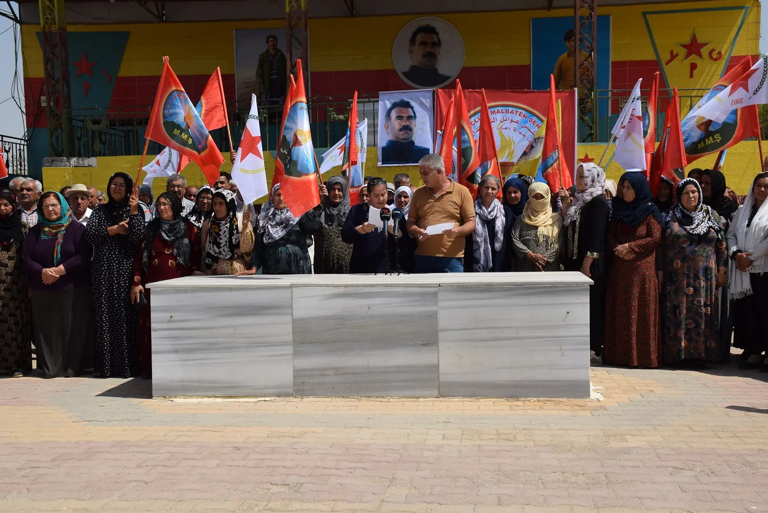 Meclisa Malbatên Şehîdan: Vekirina gorên şehîdan kiriyên DAIŞ`ê tîne bala me