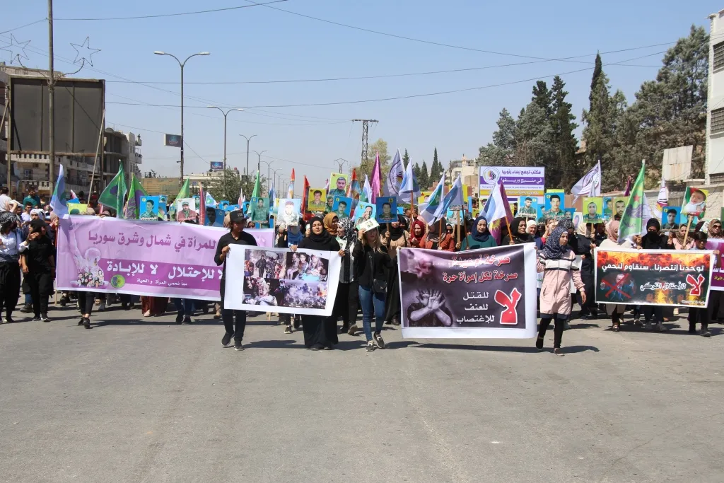 Xwepêşandêrên Minbicê: Em li hember zihniyetên desthilatdar dengê xwe bilind dikin