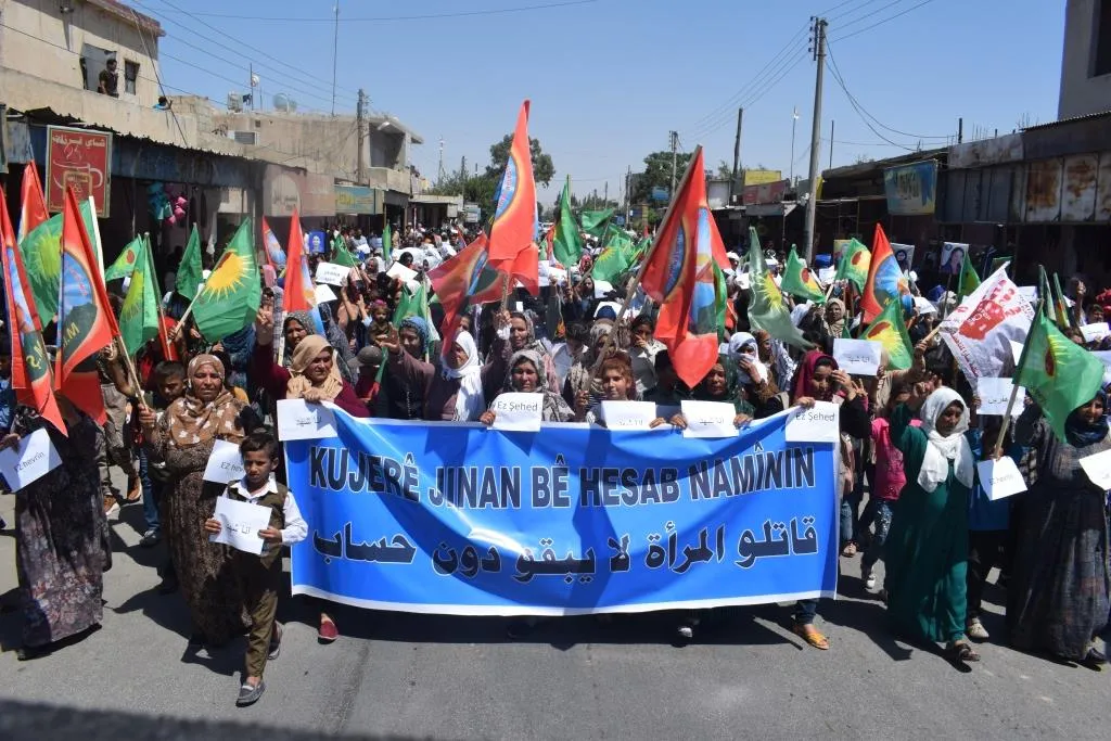 Li Kobanê bi sedan kesî ji qetilkirina jinan re gotin "Na"