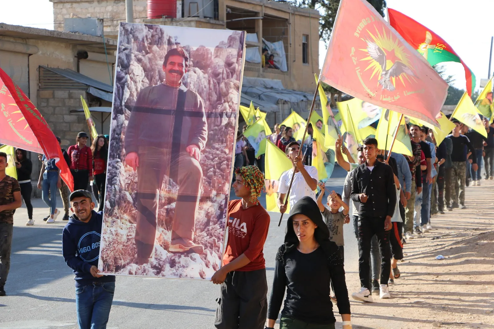Ciwanên Efrînê berxwedana gerîla silav kir