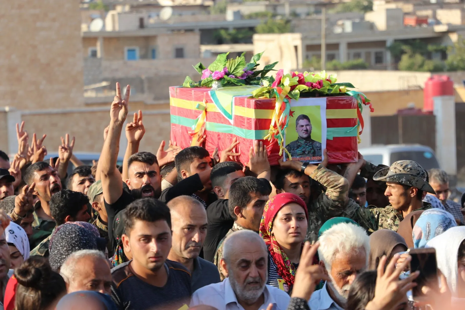 Şêniyên Efrînê cenazeyê Dilşêr Efrîn veşart