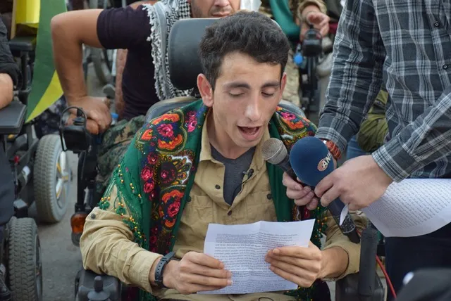 Berxwedêrên 14' Tîrmehê bi meşeke girseyî li Qamişloyê hatin bi bîranîn