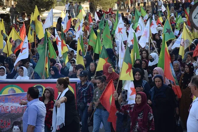 Berxwedêrên 14' Tîrmehê bi meşeke girseyî li Qamişloyê hatin bi bîranîn