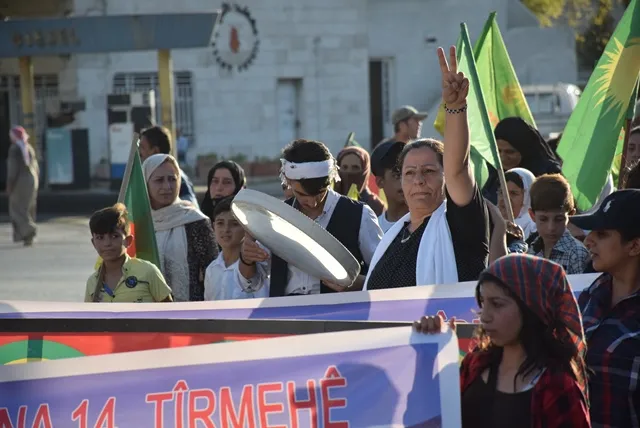 Berxwedêrên 14' Tîrmehê bi meşeke girseyî li Qamişloyê hatin bi bîranîn