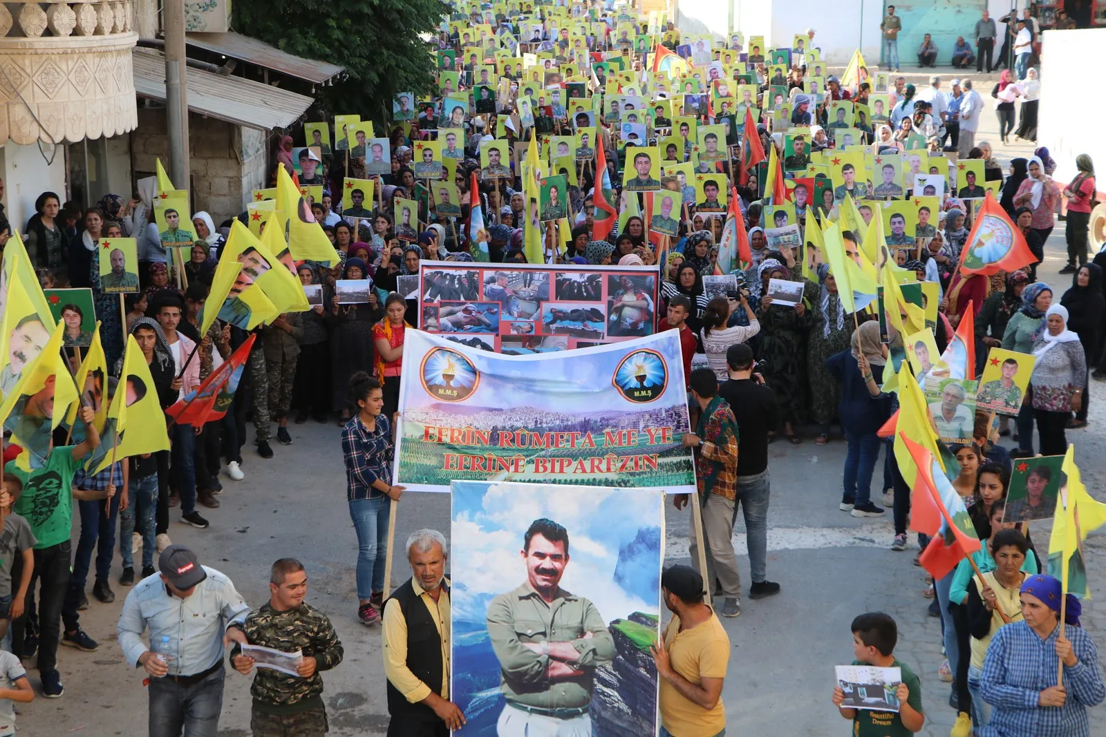 Malbatên şehîdan ên Efrînê vekirina goristana şehîdan şermezar kir