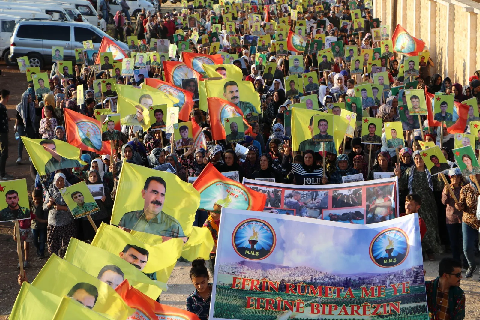 Malbatên şehîdan ên Efrînê vekirina goristana şehîdan şermezar kir