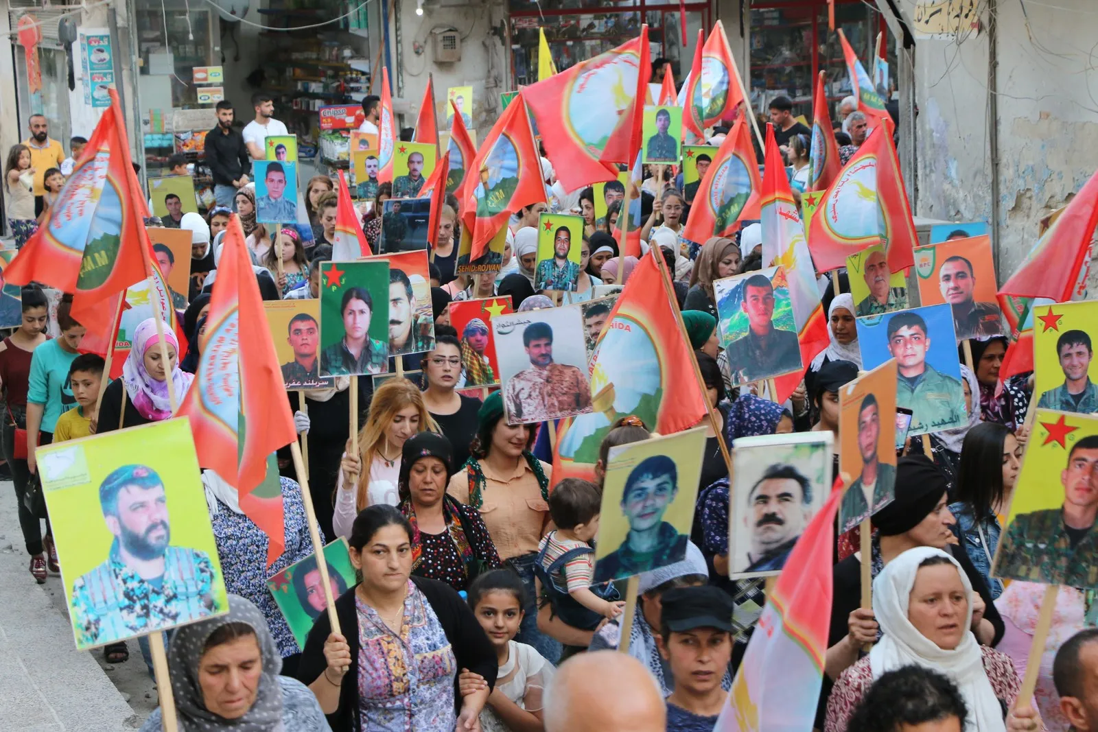 Şêniyên Helebê nerazîbûn nîşanî vekirina goristanên şehîdan da
