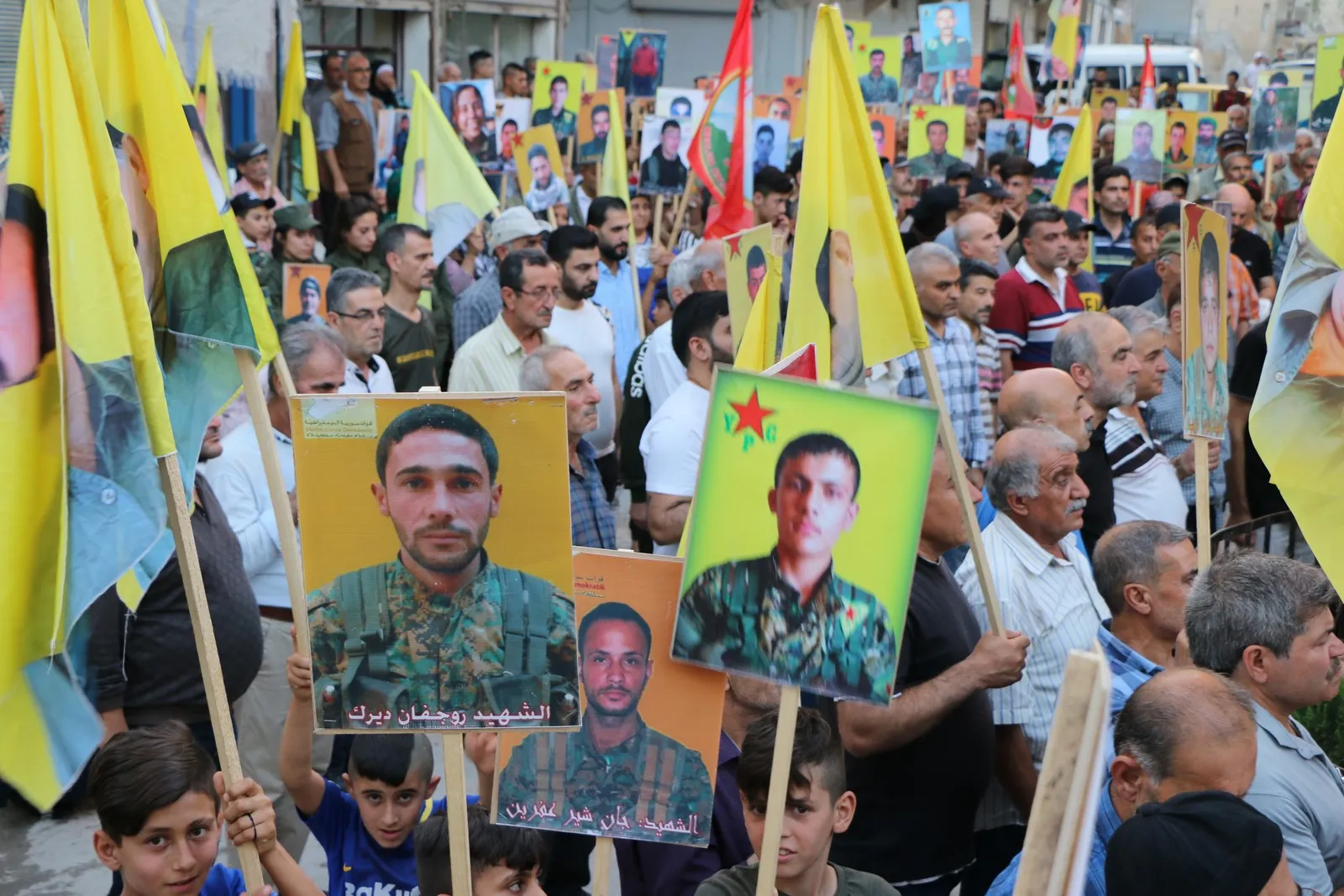 Şêniyên Helebê nerazîbûn nîşanî vekirina goristanên şehîdan da