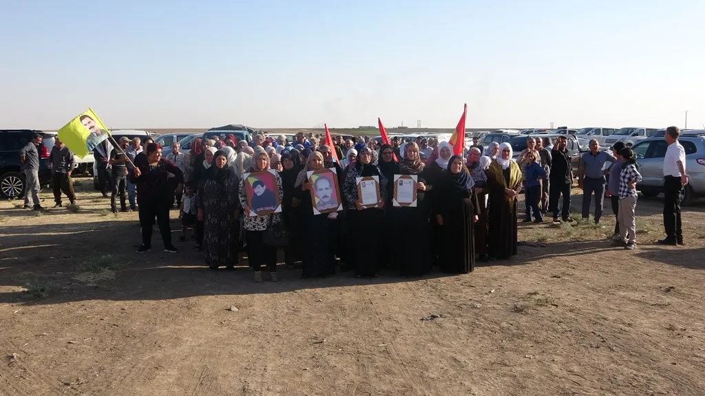 Şêniyên Dêrikê sersaxiya malbatên şehîd Rêber Amed û Xişman xwest