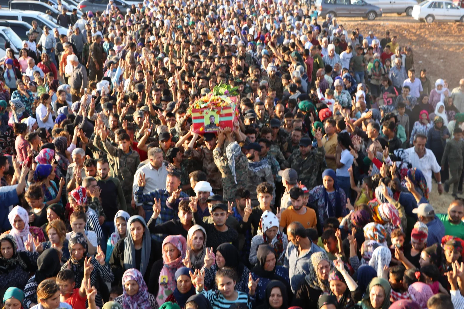 Bi merasîmeke bi heybet şehîd Zinar Efrîn oxir kir
