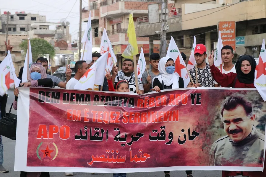 Ciwanên şoreşger ji bo berxwedana gerîlayên azadiyê meşiyan 