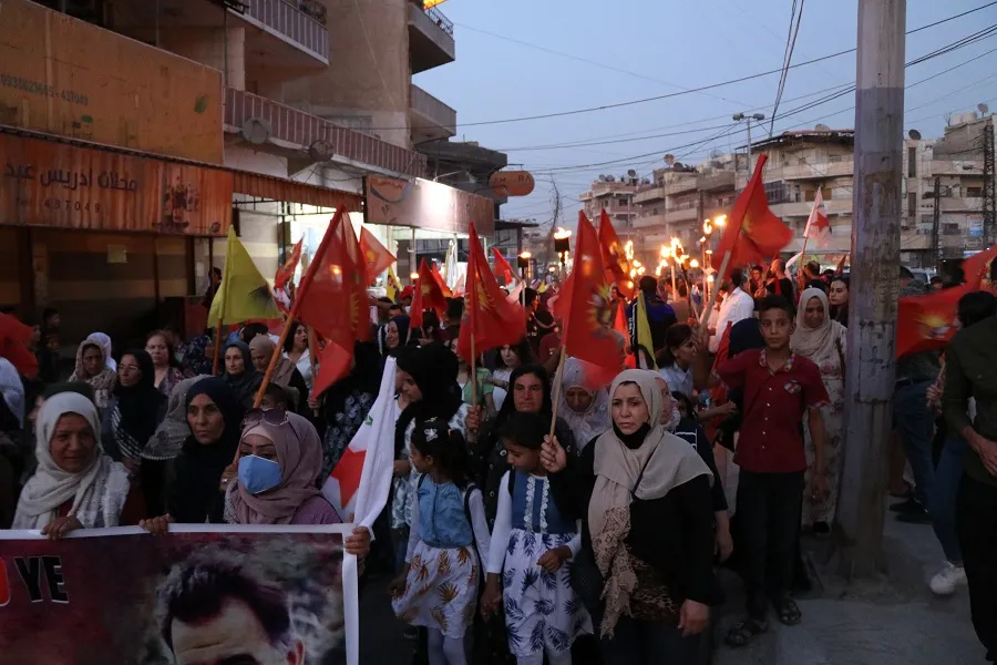 Ciwanên şoreşger ji bo berxwedana gerîlayên azadiyê meşiyan 