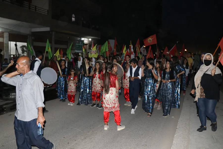 Ciwanên şoreşger ji bo berxwedana gerîlayên azadiyê meşiyan 
