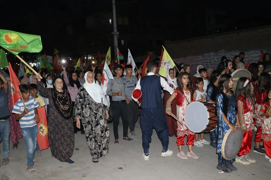 Ciwanên şoreşger ji bo berxwedana gerîlayên azadiyê meşiyan 