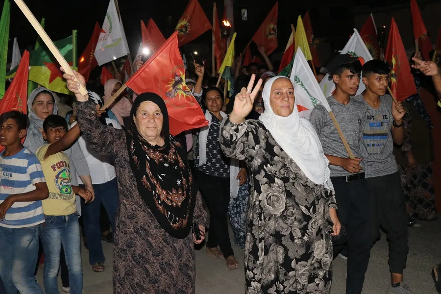 Ciwanên şoreşger ji bo berxwedana gerîlayên azadiyê meşiyan 