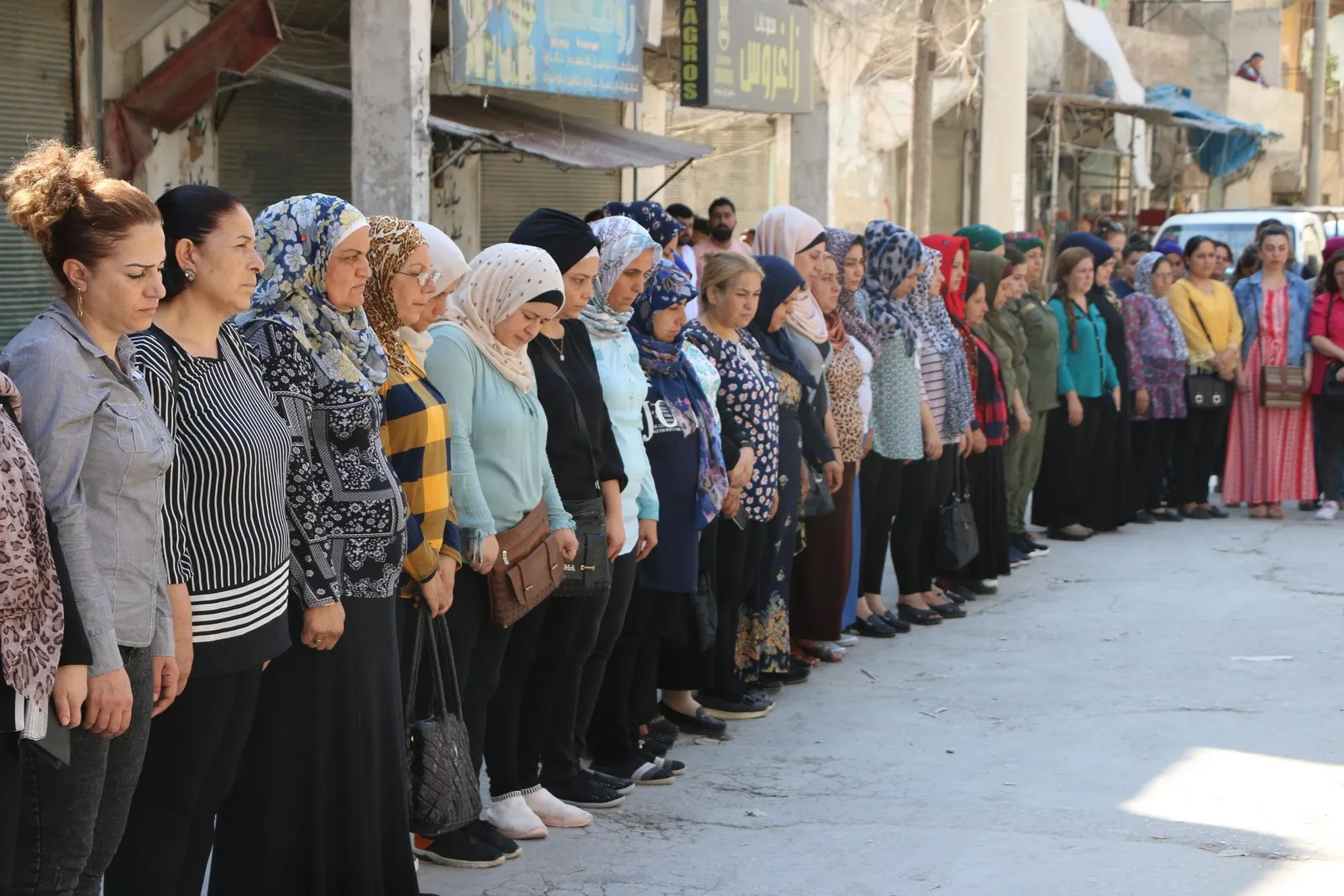 Li Bakur û Rojhilatê Sûriyê ji bo bîranîna qirkirina Şengalê 5 deqeyan jiyan rawestiya