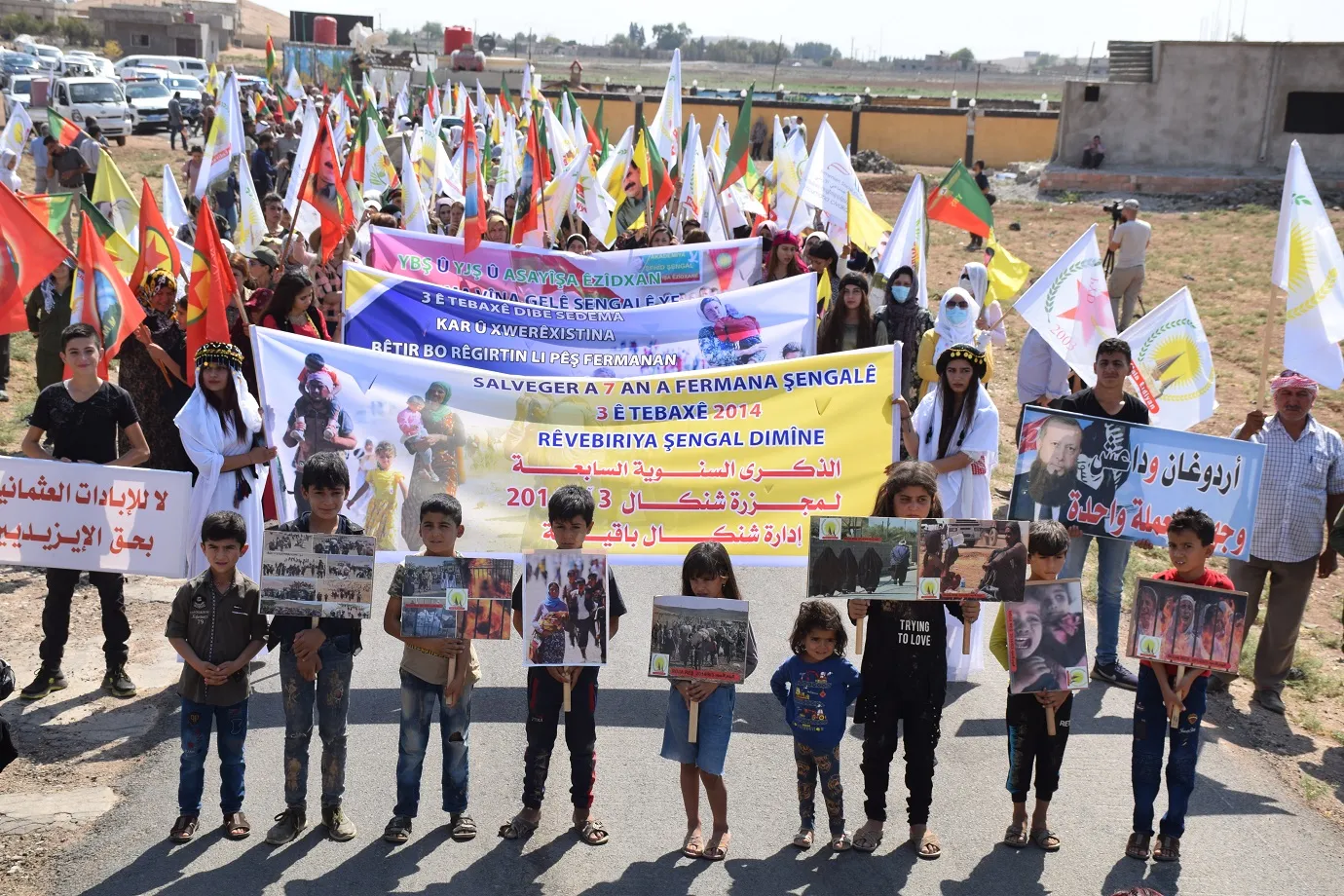 Li Bakur û Rojhilatê Sûriyê ji bo bîranîna qirkirina Şengalê 5 deqeyan jiyan rawestiya