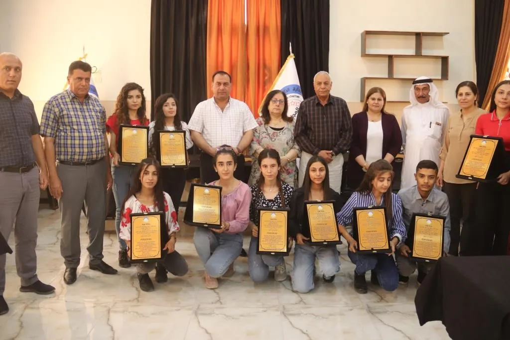 Desteya Perwerdeyê 10 xwendekarên serkeftî yên refa 12 xelat kirin