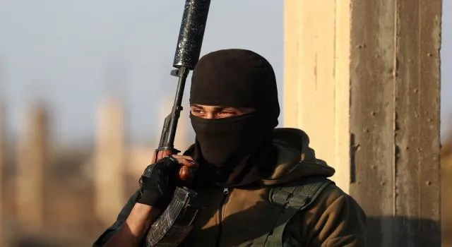 Di êrişa DAIŞ`ê de li Dêrazorê efserekî hêzên hikumeta Şamê hate kuştin