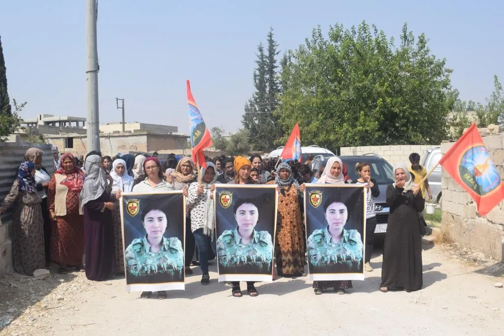 Li Kobanê sersaxî ji malbatên 3 şehîdan re hate xwestin