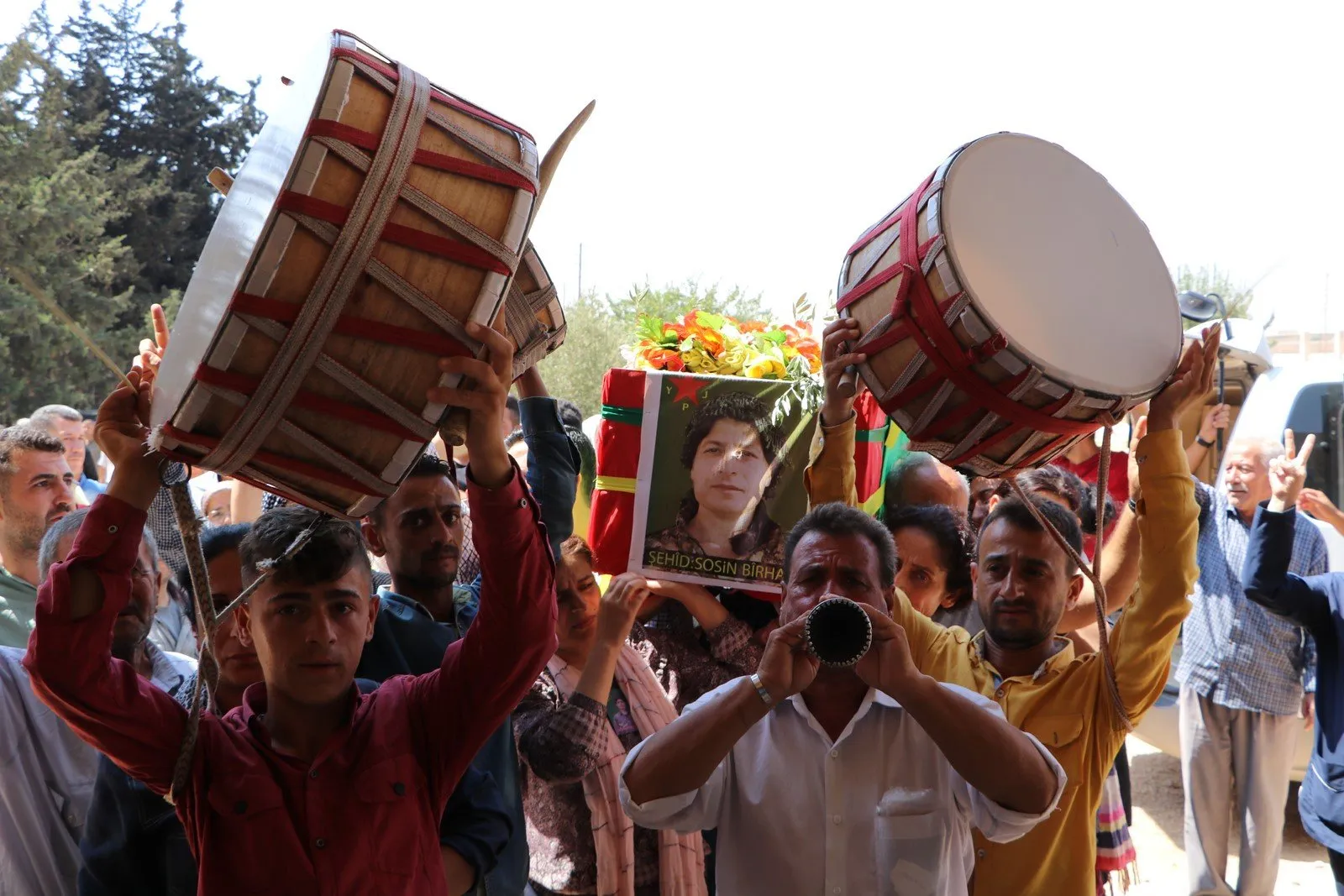 Bi hezeran şêniyan şehîd fermandar Sosin Bîrhat pêşwazî kir