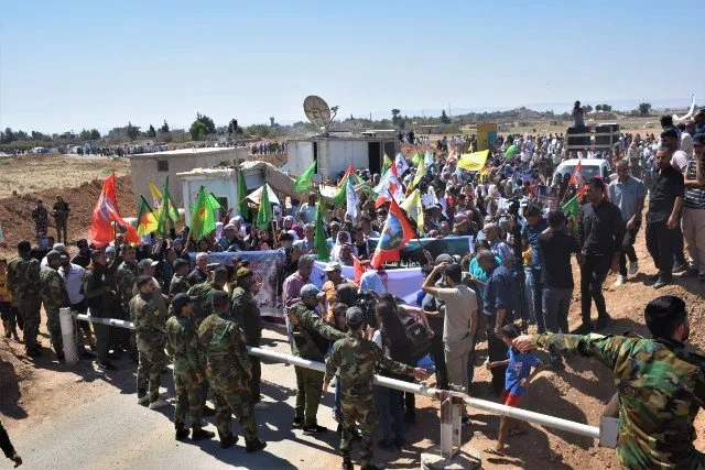 Bi sedan şêniyan çalakiyek li pêşiya baregeha Rûsya ya li Til Temirê li dar xist