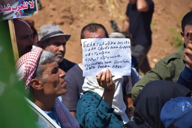 Bi sedan şêniyan çalakiyek li pêşiya baregeha Rûsya ya li Til Temirê li dar xist
