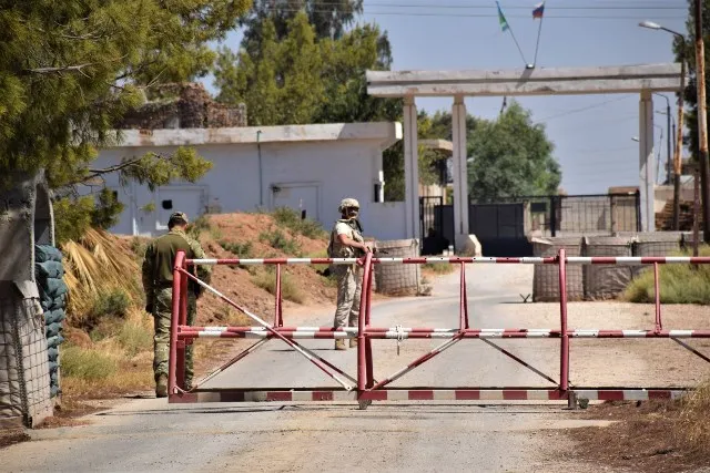 Bi sedan şêniyan çalakiyek li pêşiya baregeha Rûsya ya li Til Temirê li dar xist