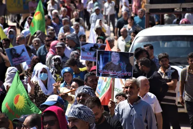 Bi sedan şêniyan çalakiyek li pêşiya baregeha Rûsya ya li Til Temirê li dar xist