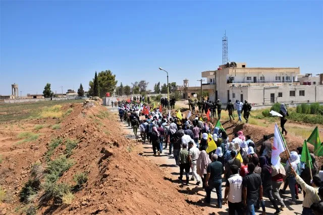 Bi sedan şêniyan çalakiyek li pêşiya baregeha Rûsya ya li Til Temirê li dar xist