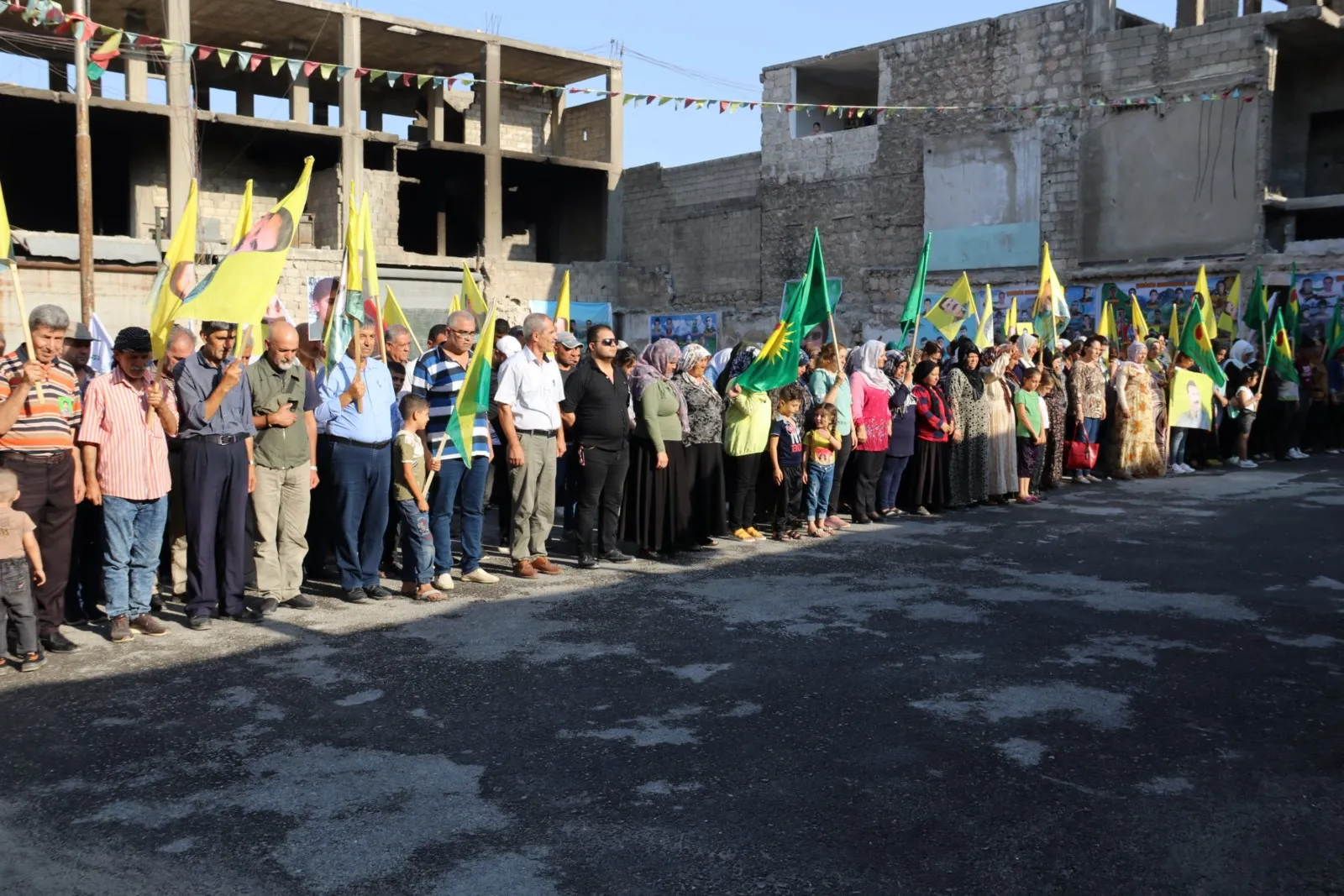 Şêniyên Helebê sersaxiya malbatên her sê şehîdan Sosin, Rojda û Cûdî xwest