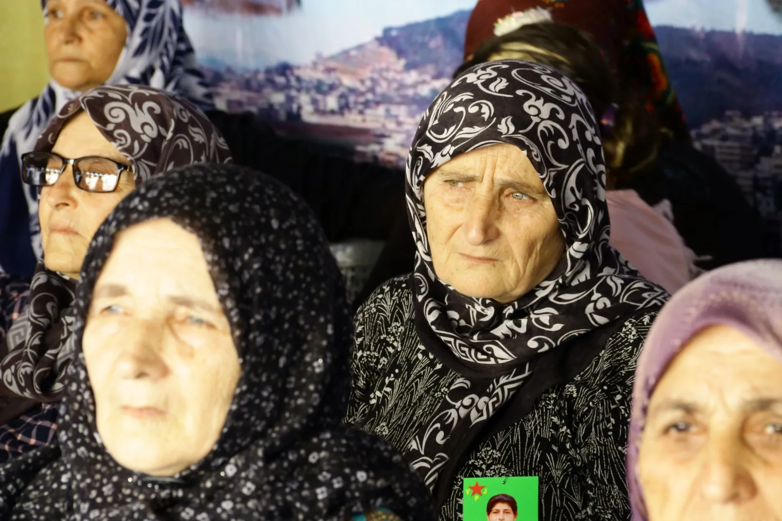 Şêniyên Helebê sersaxiya malbatên her sê şehîdan Sosin, Rojda û Cûdî xwest