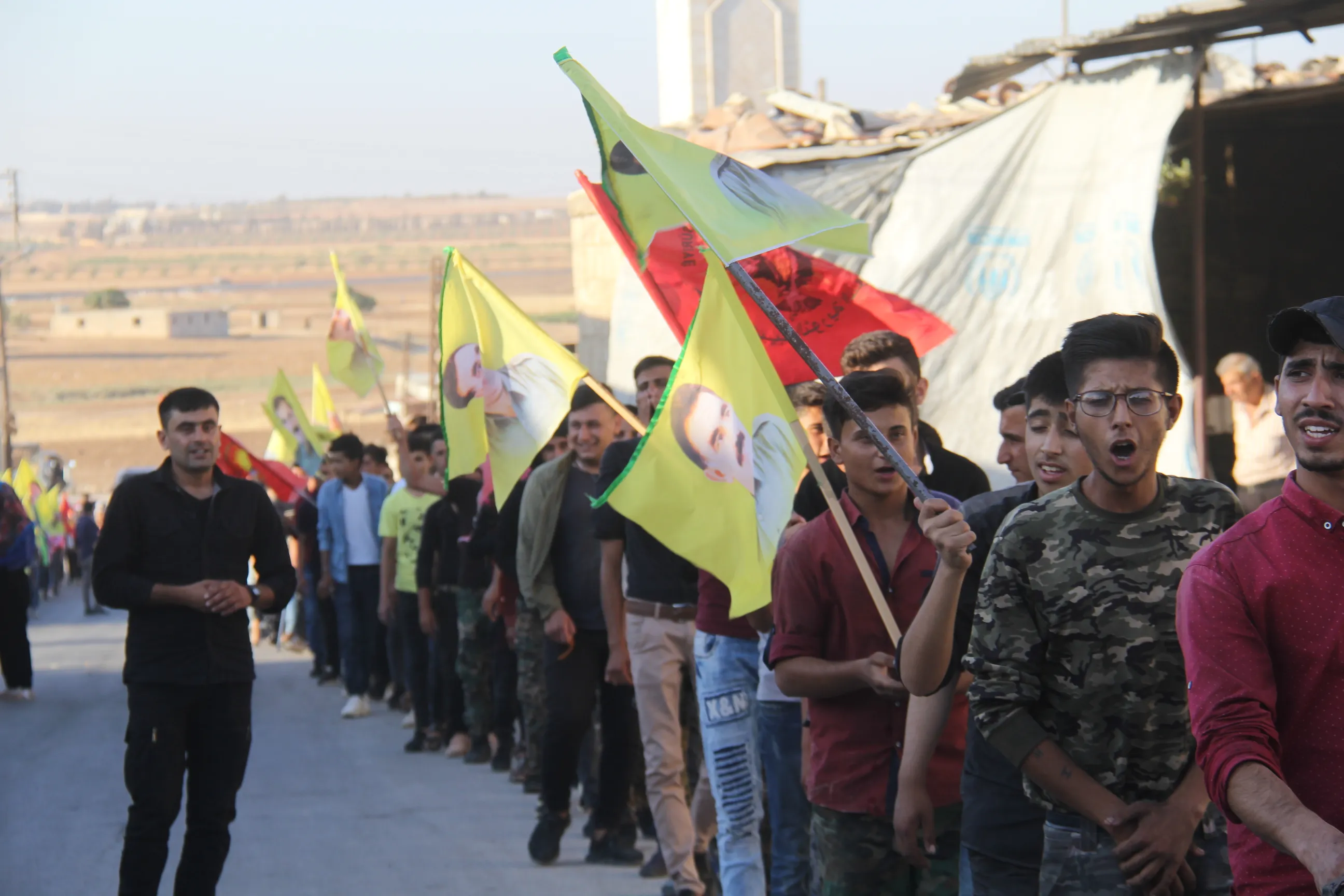 Ciwanên Efrînê bi meşekê êrişên li dijî Herêmên Parastinê yên Medyayê şermezar kirin