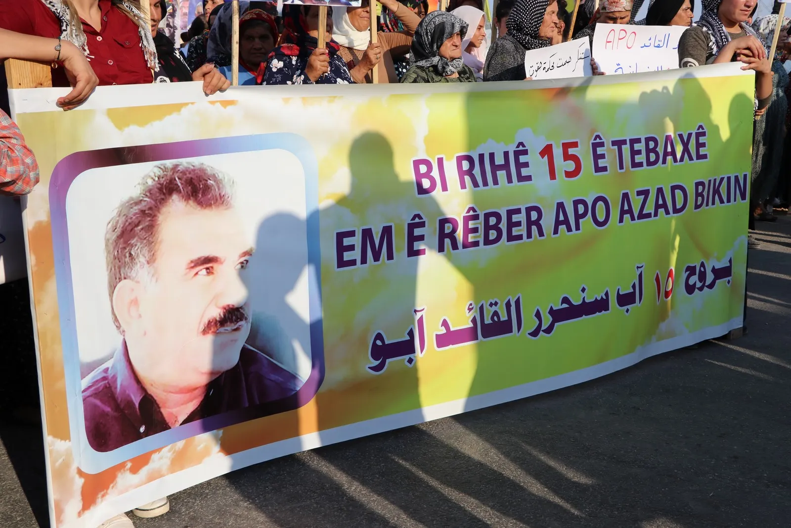 Şêniyên Efrînê li dijî tecrîda li ser rêber Ocalan meşiyan