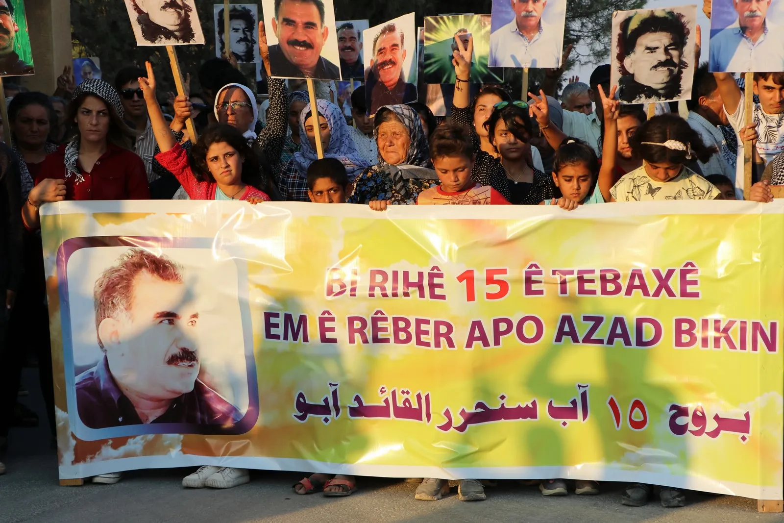 Şêniyên Efrînê li dijî tecrîda li ser rêber Ocalan meşiyan