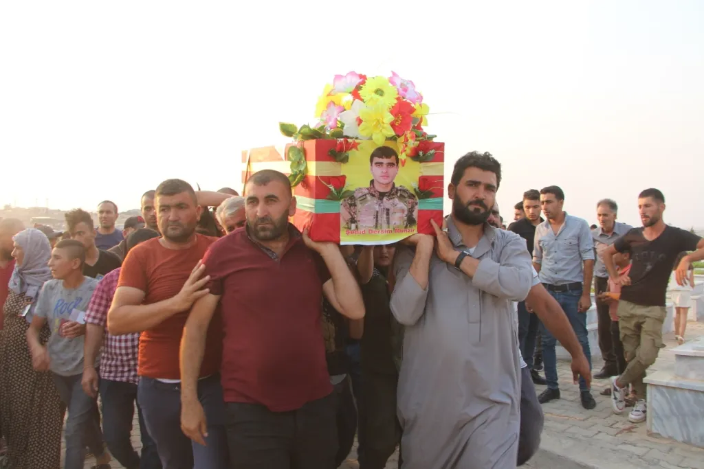 Kobanê 3 Şehîdên xwe veşartin