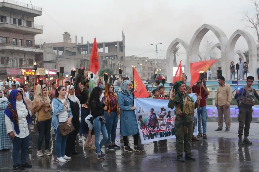 Ciwanên şoreşger ên Reqayê fermana li Şengalê şermezar kir