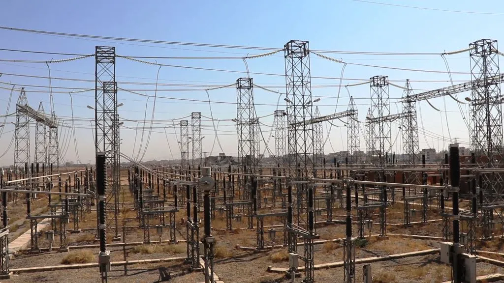 Komîteya Enerjiyê a Reqayê hewl dide kehrebeyê bigihîne tevahiya bajêr