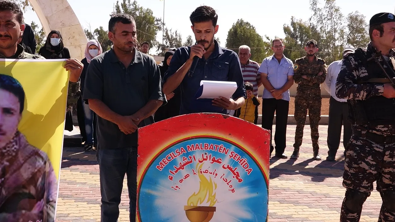Cenazeyên du şehîdên QSD'ê li Goristana Şehîdan a Tebqayê hatin veşartin