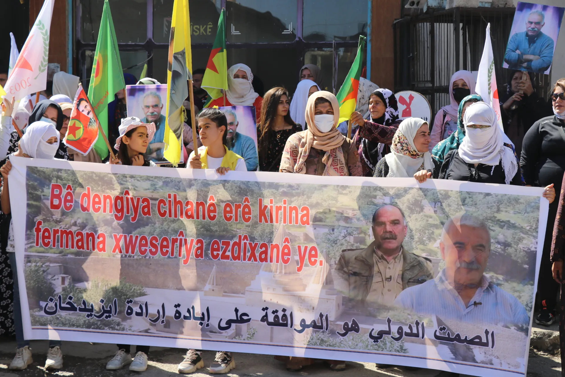 Bi hezaran şêniyên kantona Qamişloyê li dijî êrişên dagirkeriyê meşiyan
